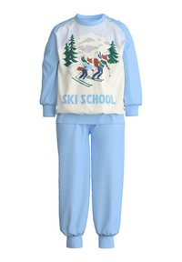 Luchtblauwe sweatpants en bijpassend crewneck met een grafisch ontwerp van skiërs, bomen en bergen met de tekst "SKI SCHOOL" in vet blauw. Zachte stof.