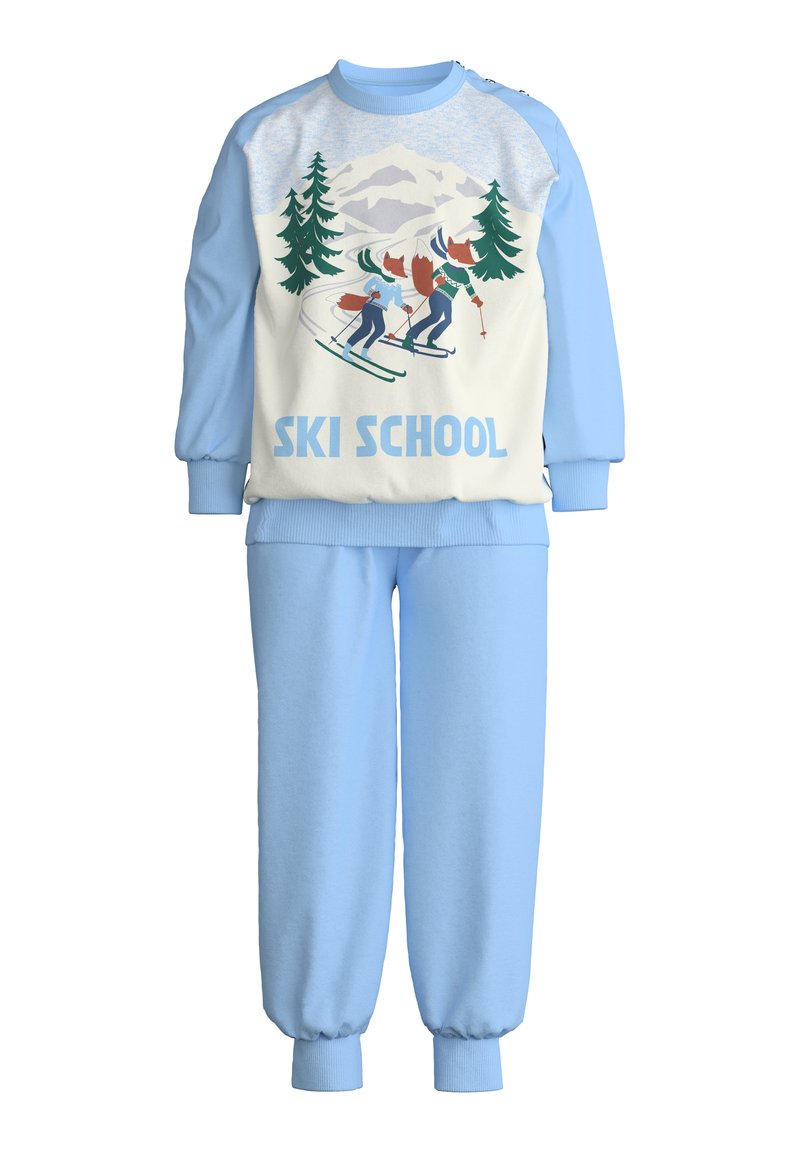 Luchtblauwe sweatpants en bijpassend crewneck met een grafisch ontwerp van skiërs, bomen en bergen met de tekst "SKI SCHOOL" in vet blauw. Zachte stof.
