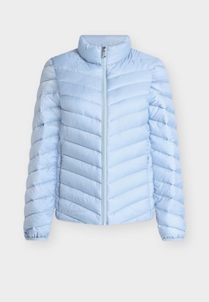 Hellblauer Steppmantel mit hohem Kragen und Frontreißverschluss. Verfügt über ein horizontales Steppmuster und elastische Bündchen für eine enge Passform.