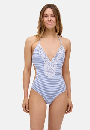 Traje de baño de una sola pieza a rayas en azul claro y blanco, que presenta un escote en V profundo, detalles de encaje, lados cortados y tirantes tipo halter.