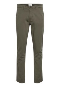Pantalon décontracté droit vert olive avec fermeture avant par bouton et zip, passants de ceinture et poches latérales.
