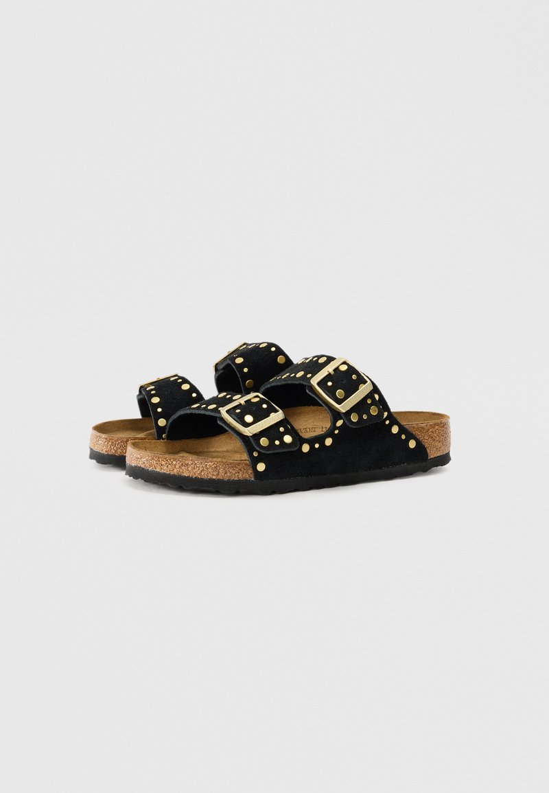 Zwarte suède sandalen met gouden studs en gespen; kurken voetbed, gestructureerde zwarte loopzool en een open teenontwerp voor ademend vermogen.