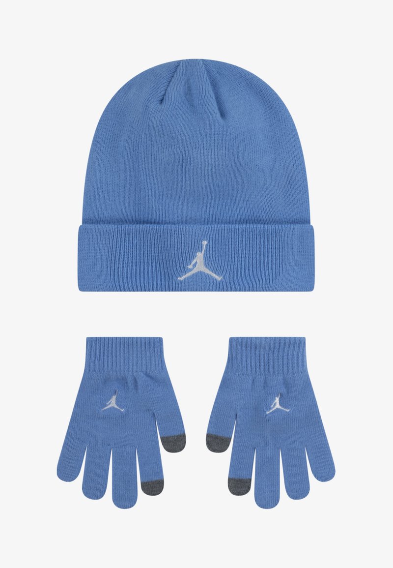 Šviesiai mėlyna megzta termovida su balta logo ir atitinkamomis pirštinėmis. Pirštinės turi pilkus galiukus ant pirštų; abu gaminiai yra briaunoti ties rankogaliais.