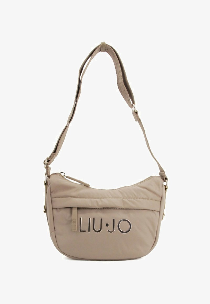 Borsa a spalla in nylon beige con forma curva. Caratterizzata da un comparto con zip, logo in rilievo e una tracolla regolabile. Texture liscia.