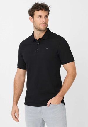 Zwarte polo shirt van zacht materiaal, met een klassieke kraag, drie knopen bij de hals en subtiele branding aan de voorkant.