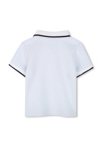 Polo shirt a manica corta blu chiaro con un motivo a scacchi testurizzato, colletto bianco e bordi blu navy lungo le maniche.