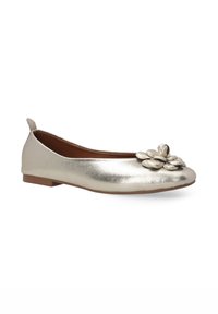 Metallisch goldene Ballerinas mit runder Zehenpartie, die mit einem dekorativen Blumenakzent versehen sind. Glatte Textur, flacher Absatz und ein weiches Innenfutter.