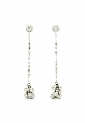 Boucles d'oreilles pendantes en argent avec de fines chaînes ornées de petites perles, se terminant par des grappes de boules en argent irrégulières.