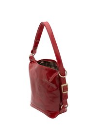 Borsa a spalla in pelle rossa con finitura lucida, tracolla regolabile e rivestimento a quadri. Presenta accessori in metallo e una chiusura con zip.
