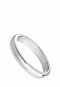 Anillo de plata con una superficie lisa y pulida, que presenta una forma de banda redonda clásica y un diseño sin costuras.