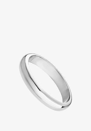 Anillo de plata con una superficie lisa y pulida, que presenta una forma de banda redonda clásica y un diseño sin costuras.