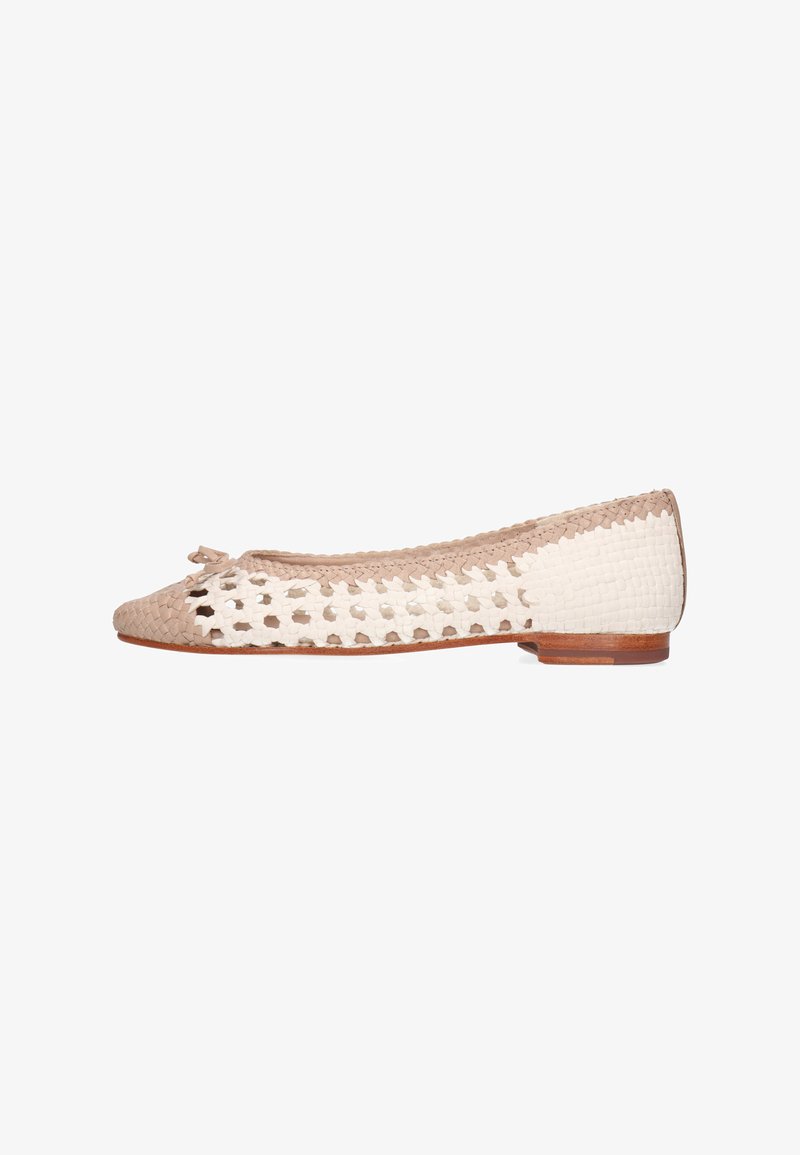 Zapato de ballet plano tejido con diseño entrelazado en beige y blanco, punta redondeada, pequeño detalle de lazo y suela de madera.