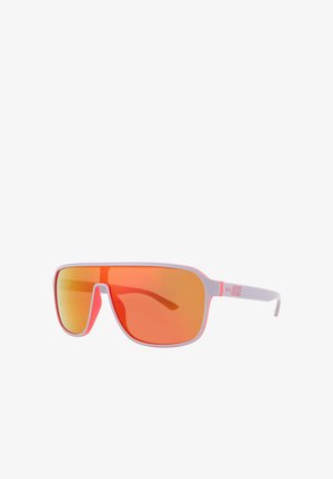 Occhiali da sole sportivi con montatura bianca, grandi lenti arancioni riflettenti e design avvolgente su sfondo bianco.