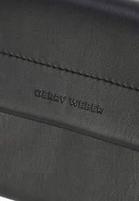 Sort tekstureret læderpung med en syet design og prægede "GERRY WEBER" logo. Minimalistisk og slank form med en glat finish.