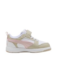 Zapatillas deportivas blancas, beige y rosas con una correa de velcro, diseño perforado y suela de goma. Presenta un logo notable en el talón.