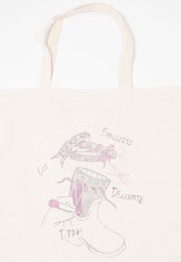 Sac en coton avec un croquis montrant les étapes pour décorer une botte : couper des bracelets, dessiner des motifs et décorer avec des rubans et des marqueurs.