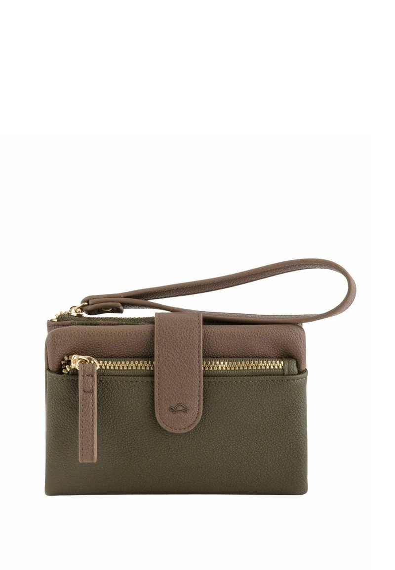 Cartera de cuero en verde oscuro con un ribete marrón claro. Presenta un compartimento principal con cremallera, un cierre de solapa y una correa para la muñeca. Acentos de hardware en dorado.