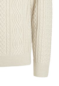 Cremefarbener Strickpullover mit intricatem Kabelstrickmuster an den Ärmeln und am unteren Torso sowie gerippten Bündchen und Saum.