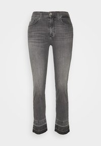 Jean en denim gris avec une coupe ajustée, un ourlet légèrement évasé et des coutures contrastées. Comprend un style traditionnel à cinq poches et un bouton métallique.