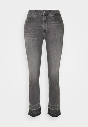 Szare dżinsy wykonane z denimu o dopasowanym kroju, lekko rozszerzane na dole z kontrastowym przeszyciem. Posiadają klasyczny fason z pięcioma kieszeniami i metalowym guzikiem.