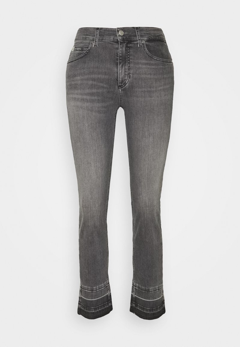 Jean en denim gris avec une coupe ajustée, un ourlet légèrement évasé et des coutures contrastées. Comprend un style traditionnel à cinq poches et un bouton métallique.