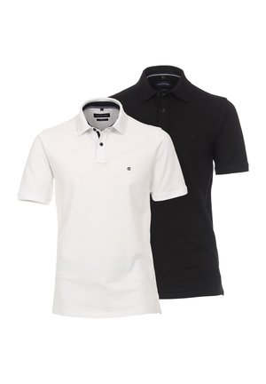 Dwie koszulki polo w kolorze czarnym i białym, wykonane z bawełny. Obie mają kołnierzyk na guziki, krótkie rękawy oraz małe logo na klatce piersiowej.
