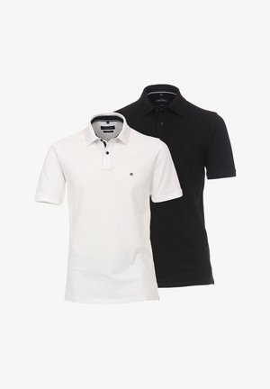 To polo-shirts i sort og hvid bomuld. Begge har en knappet krave, korte ærmer og et lille logo på brystet.