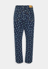 Vaqueros de denim con una base azul oscura, presentando un estampado floral en azul claro diseminado, diseño de cinco bolsillos y una etiqueta en la cintura en la parte posterior.