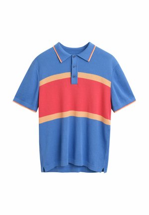 Polohemd in Blau mit horizontalen Streifen in Rot und Orange, geripptem Stoff, Drei-Knopf-Leiste und kurzen Ärmeln mit kontrastierenden Rändern.