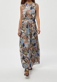 Maximeikka kevyestä kankaasta, jossa on kukkakuosi sinisen, vaaleanpunaisen ja vihreän sävyissä. Olkaimettomuus, jossa on istuva vyötärö ja väljät hameet.