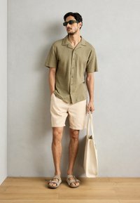 Scotch & Soda SEASONAL CORE BERMUDA - Shorts - soft camel