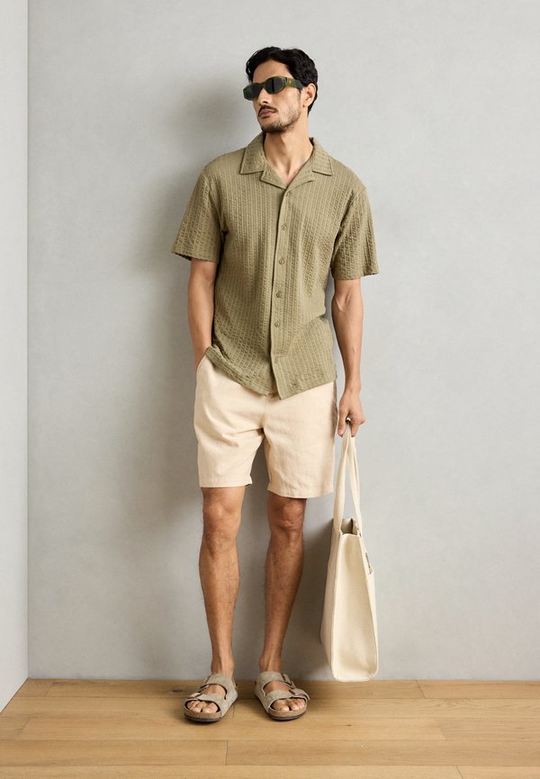 SEASONAL CORE BERMUDA - Shorts - soft camel3
