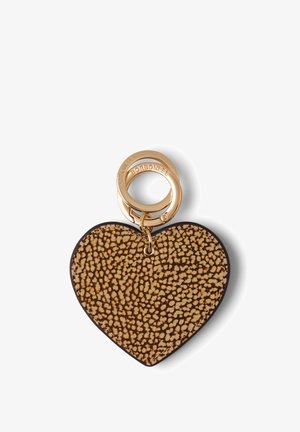 Porte-clé en cuir brun texturé en forme de cœur avec des taches beiges et des bords marron foncé. Doté d'un anneau en métal doré avec une gravure de marque.