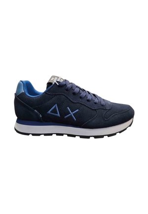 Sneaker in camoscio blu scuro con fodera interna azzurro chiaro, simboli geometrici sul lato, suola intermedia bianca e suola esterna nera scolpita.