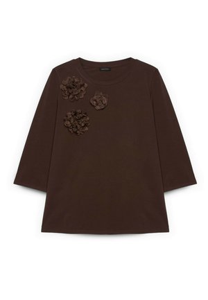 Braunes Langarmoberteil mit drei dunkelbraunen Stoffblumen-Applikationen im Bereich der linken Schulter.