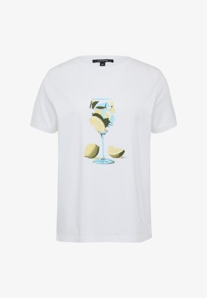 Witte katoenen t-shirt met een grafische print van een glas met citroenschijfjes en muntblaadjes, aangevuld met gele en blauwe accenten.