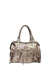 Sac à main en métal rose doré avec deux poignées, des accessoires décoratifs et plusieurs poches, présentant une texture lisse et brillante.