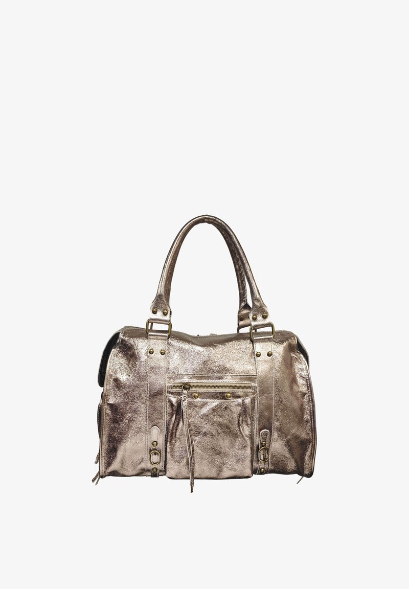 Sac à main en métal rose doré avec deux poignées, des accessoires décoratifs et plusieurs poches, présentant une texture lisse et brillante.