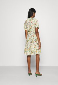 Object OBJLORENA SHORT DRESS - Vestido de dia - sandshell/alba