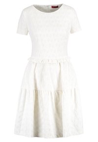 Vestido blanco de manga corta con un patrón texturizado, escote redondo y sección de cintura con volantes; falda acampanada con dobladillo en capas.