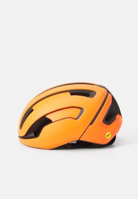 Oranges Fahrradhelm mit aerodynamischer Form, strukturiertem Oberflächen und Belüftungsschlitzen. Ausgestattet mit MIPS-Technologie für zusätzliche Sicherheit.