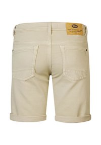 Beige denim shorts met opgerolde manchetten, voorzien van een leren label aan de achterkant van de taille en twee achterzakken met gestikte details.