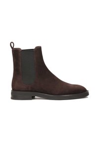 Botine Chelsea din suede maro, cu panouri elastice laterale și o buclă la călcâi. Talpa subțire din cauciuc negru, cu un finisaj neted.