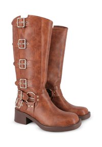 Botas altas de imitación cuero marrón con múltiples hebillas y correas metálicas, puntera redondeada y tacón bajo en bloque. Textura suave en toda la superficie.