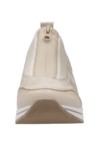 Scarpe slip-on beige con una texture liscia, dettagli cuciti, suola in gomma con accenti bianchi e una cerniera sul retro.