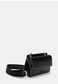 Crna kožna crossbody torba s preklopom, srebrnim hardverom, kontrastnim šavovima i podesivim tekstilnim remenom. Kompaktni dizajn.