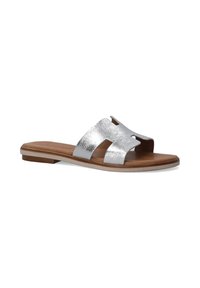 Zilveren metallic schuifsandalen met twee uitgesneden banden, een tan leren voetbed en een platte zool. Eenvoudig en open ontwerp voor gemakkelijk aan- en uittrekken.