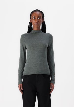 Maglione verde a maniche lunghe con collo alto e design aderente. Presenta dettagli a bottoni sulle maniche e un tessuto morbido e testurizzato.