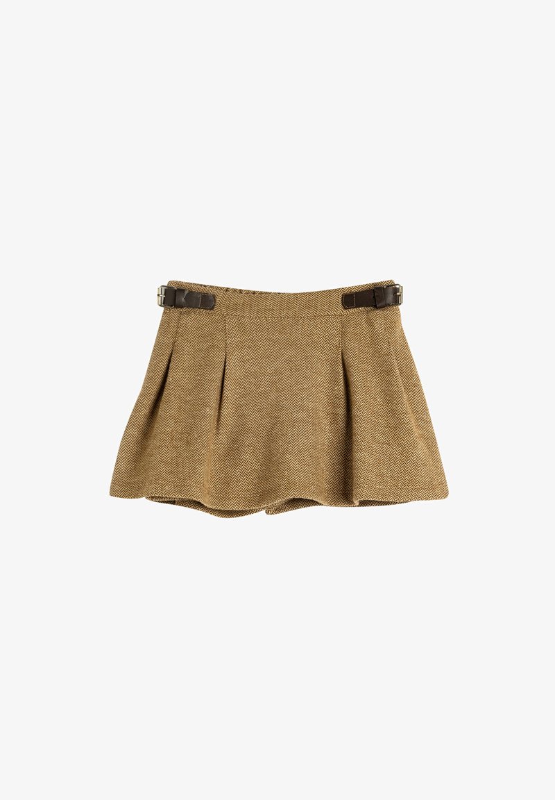 Brauner Fischgrätrock mit plissierter Gestaltung, versehen mit einem braunen Gürtel mit Metallelementen an der Taille. Seidige Textur und ausgestellte Form.