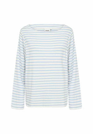 Baltas ilgomis rankovėmis marškinėlis su šviesiai mėlynomis horizontaliomis juostelėmis ir plačia apvalia iškirpte, eksponuojamas ant paprasto fono.